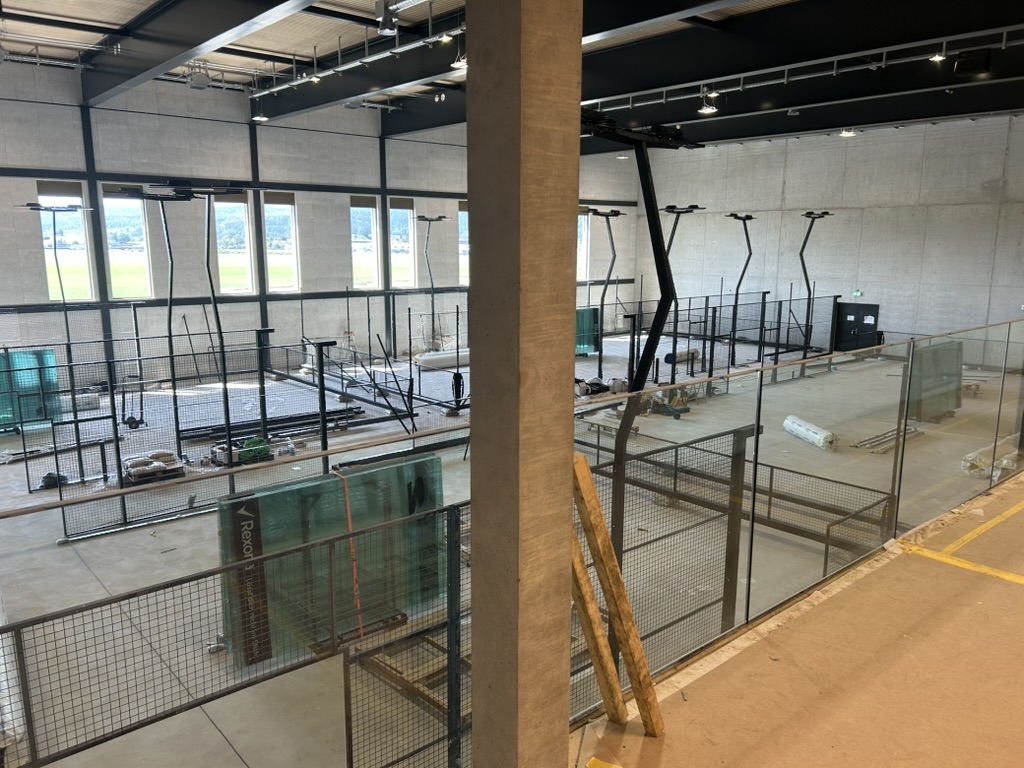 Foto der Padelhalle am Militärflugplatz Dübendorf